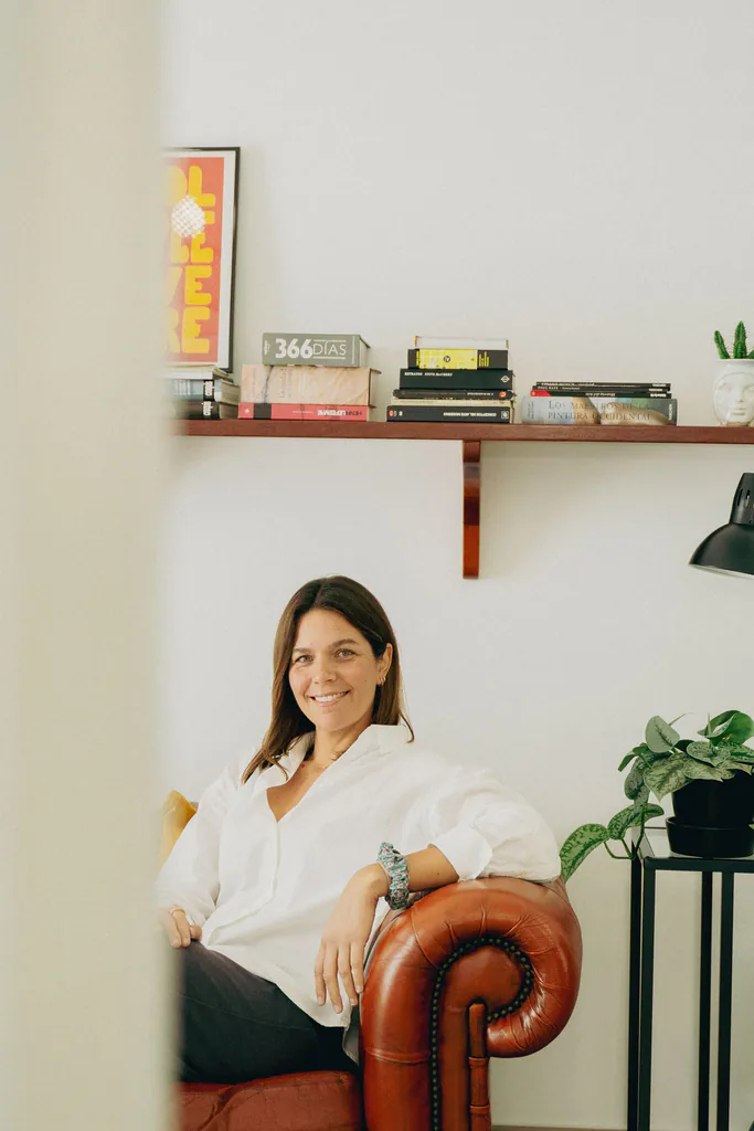 Verónica, cofundadora y gestora de Soho La Laguna, sentada en el sofá del coworking